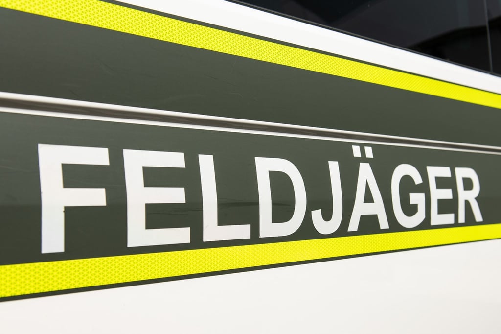 Ein Fahrzeug mit der Aufschrift Feldjäger steht in der Albkaserne.