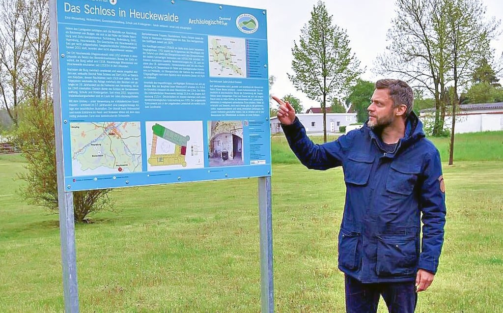 Stefan Leier, hier an der Schautafel vom Geo-Naturpark in Heuckewalde, wird Referent und Büroleiter von Landrat Götz Ulrich.