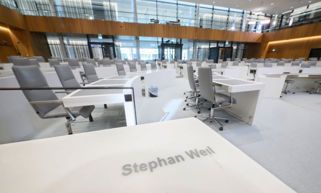 Das Namensschild von Ministerpräsident Stephan Weil steht auf der Regierungsbank im Plenarsaal des niedersächsischen Landtages.