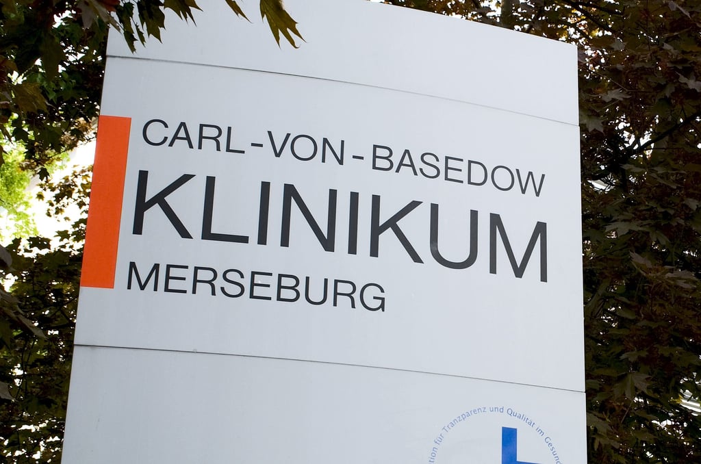 Das Carl-von-Basedow-Klinikum Merseburg: Seit dem 1. Oktober werden die Besuchszeiten wieder eingeschränkt.
