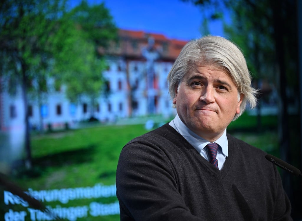 Mehmet Daimagüler, Antiziganismusbeauftragten der Bundesregierung, steht vor Journalisten.