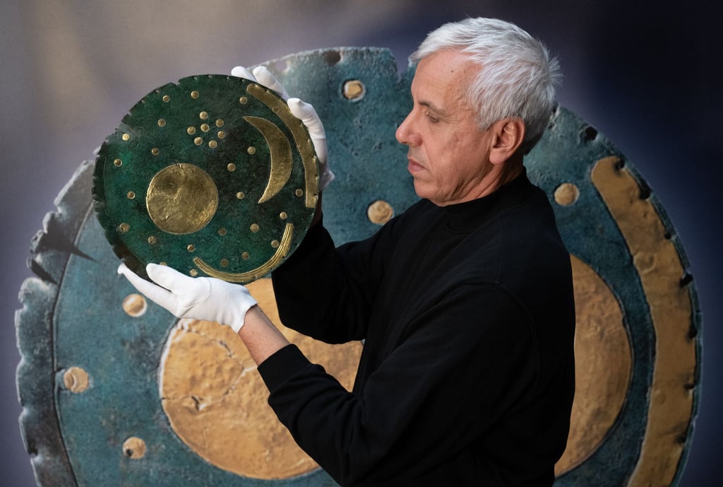 Im Landesmuseum in Halle/Saale begutachtet Heiko Breuer, Restaurator, die „Himmelsscheibe von Nebra“.