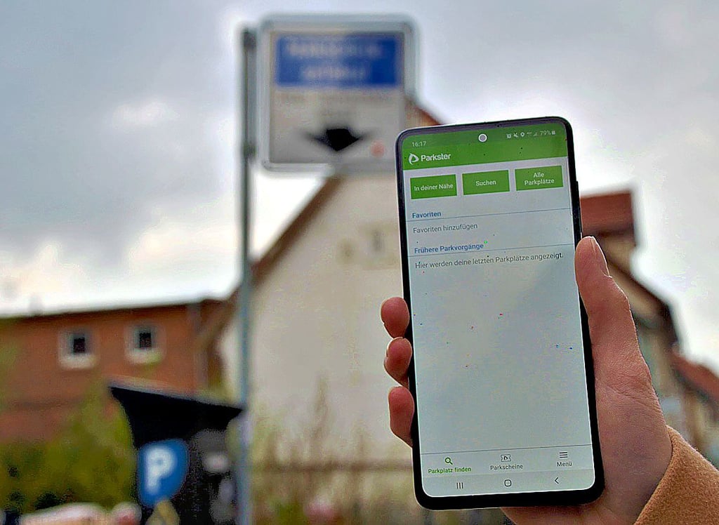 Mit der App des Anbieters „Parkster“, wie im Bild zu sehen, kann man bald in Stendal ohne Kleingeld parken.