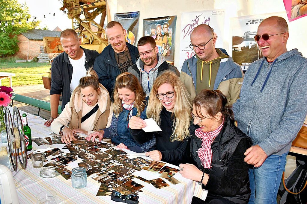 Beim Betrachten alter Fotos kam viel Freude auf. Die Frauen und Männer, die die ersten Jahre im Filmpalast live miterlebt haben, können einiges erzählen.