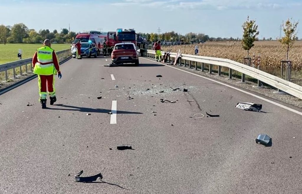 Der Unfallort bei Porst: ein Trümmerfeld.