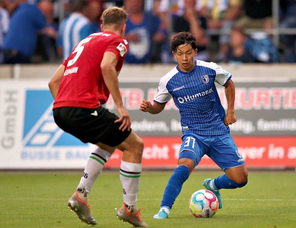 Häufige Szene für FCM-Akteure: Tatsuya Ito (r.), hier gegen Hannovers Phil Yannik Neumann, muss ins Dribbling. Nicht immer geht dieser Plan für Ito und seine kleinen Dribbler-Kollegen auf.