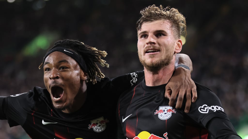 Torschütze und Vorbereiter: Timo Werner wird euphorisch bejubelt von Mo Simakan.