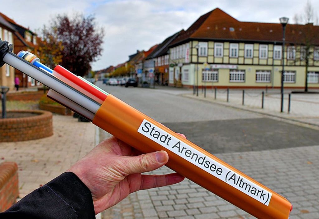 Das Modell eines Glasfaserkabels wurde vor einigen Monaten werbewirksam mit dem Schriftzug Arendsee versehen.