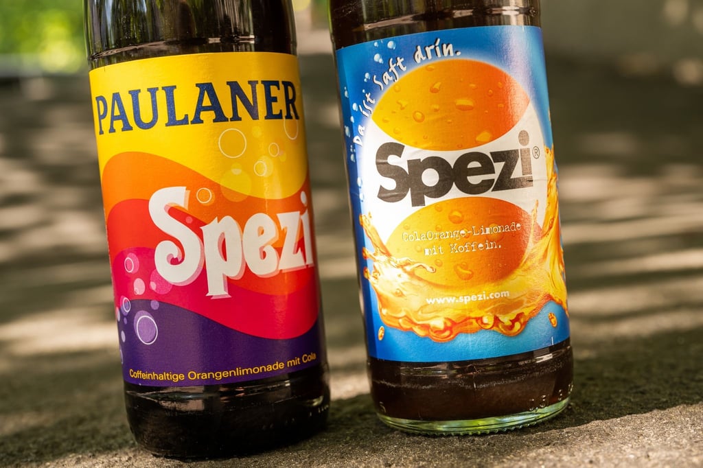 Das Kultgetränk „Spezi“ - einmal von der Großbrauerei Paulaner und einmal von der Augsburger Riegele Brauerei. Wem gehört der begehrte Name?