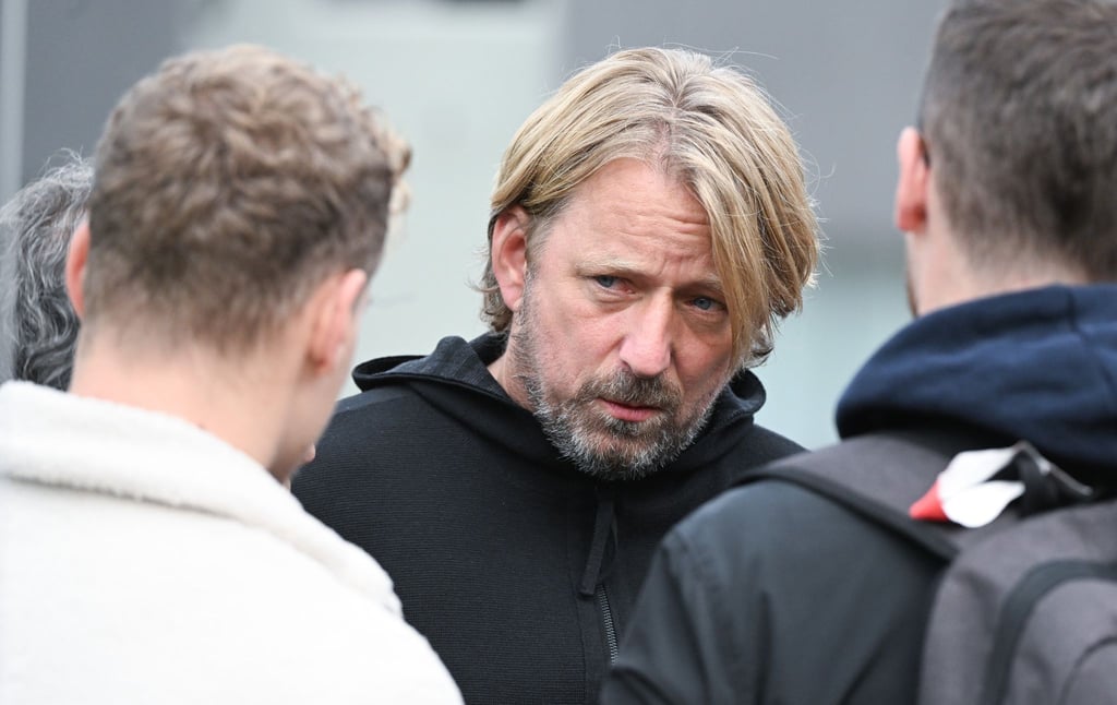 VfB-Sportdirektor Sven Mislintat (M) will sich noch nicht festlegen, ob schon am Wochenende ein neuer Trainer auf der Bank sitzt.
