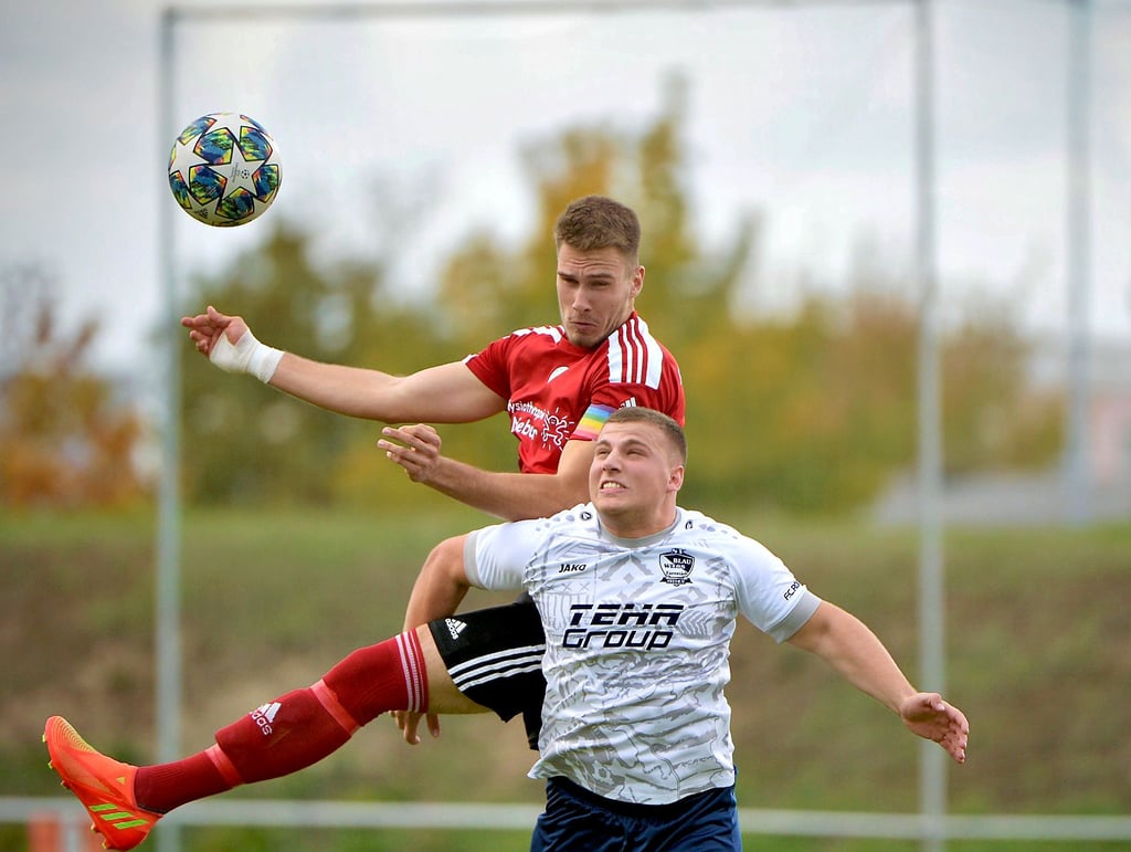 Xaver-Dan Haak gewann nicht nur dieses Kopfball-Duell gegen Farnstädts Julius König, sondern mit den SSV-Männern auch das Spiel gegen Blau-Weiß mit 2:0.