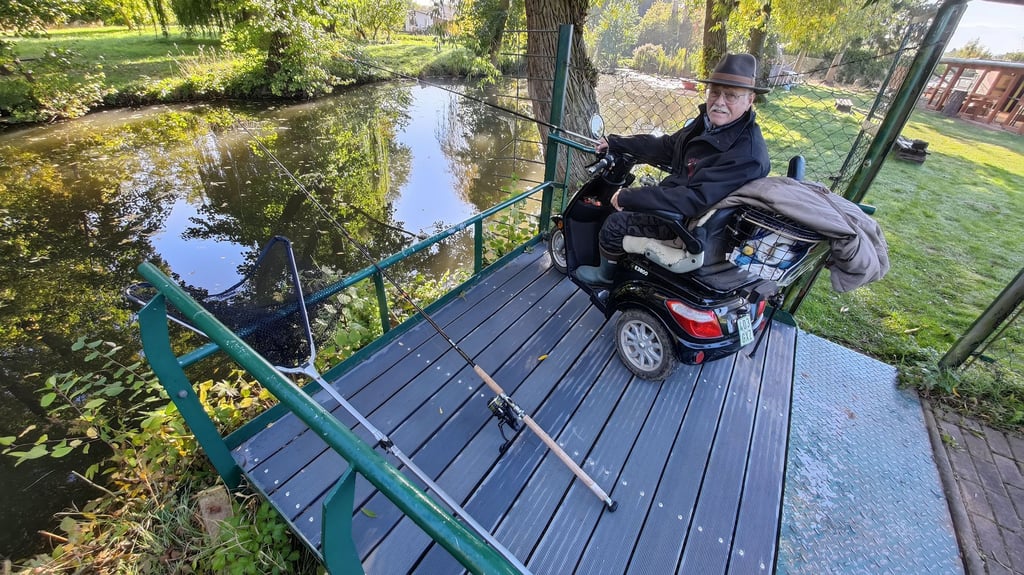 Wolfgang Schneider aus Roßla freut sich, den wieder sicher hergerichteten Behindertenangelplatz am alten Helmearm nutzen zu können.