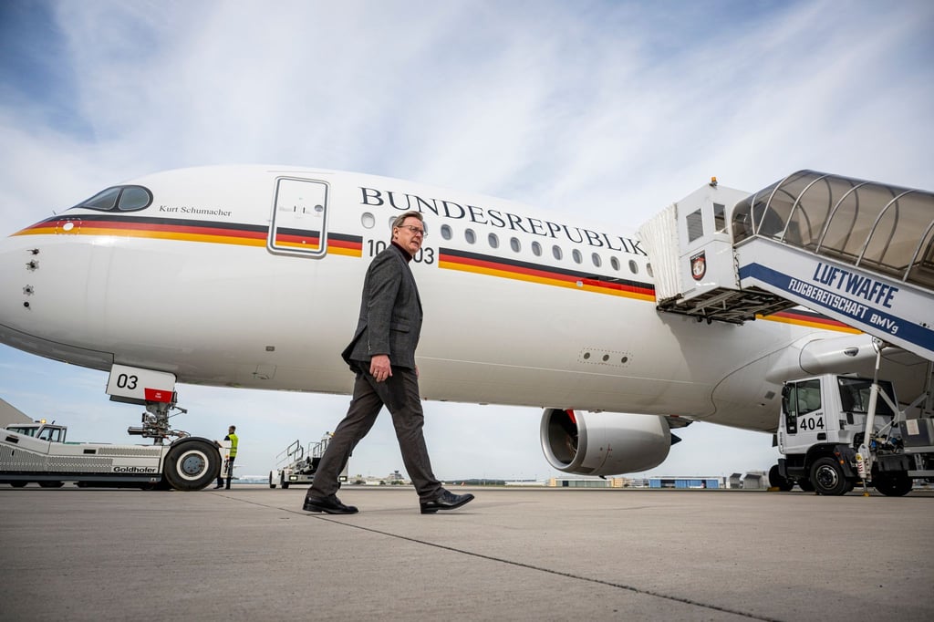 Bundesratspräsident Bodo Ramelow aufgenommen vor dem Abflug nach Chile.