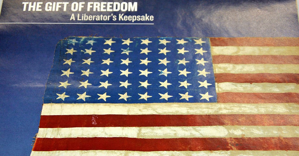 Dieser Kalender gab den Anstoß für ein besonderes Geschichtsprojekt von Zwölftklässlern des Martineums Halberstadt. Zu sehen ist eine US-Flagge, die ein Überlebender des Konzentrationslagers Langenstein-Zwieberge für seine Befreier anfertigte.