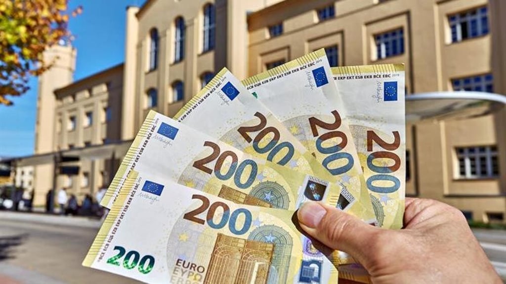 1.000 Euro Gehaltszulage jeden Monat zehn Jahre lang − diesen gewünschten Freifahrtsschein erteilte der Kreistag der Verwaltung nicht.