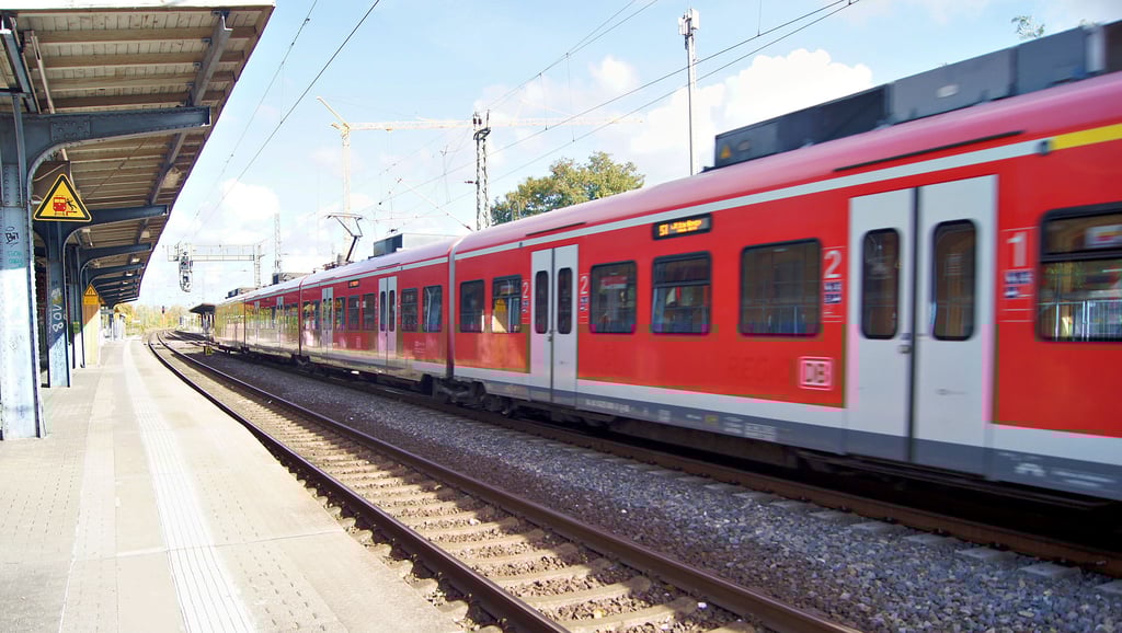 Wer am Wolmirstedter Bahnhof ein- und aussteigen will, sollte sich vor Reiseantritt gut informieren. Gleis 2 und 3 ist für Reisende wegen Tunnelbauarbeiten nicht erreichbar, Gleis 1 kann von Zügen aus Richtung Stendal in dieser Woche nicht befahren werden. Deshalb halten viele Züge in Wolmirstedt nicht.