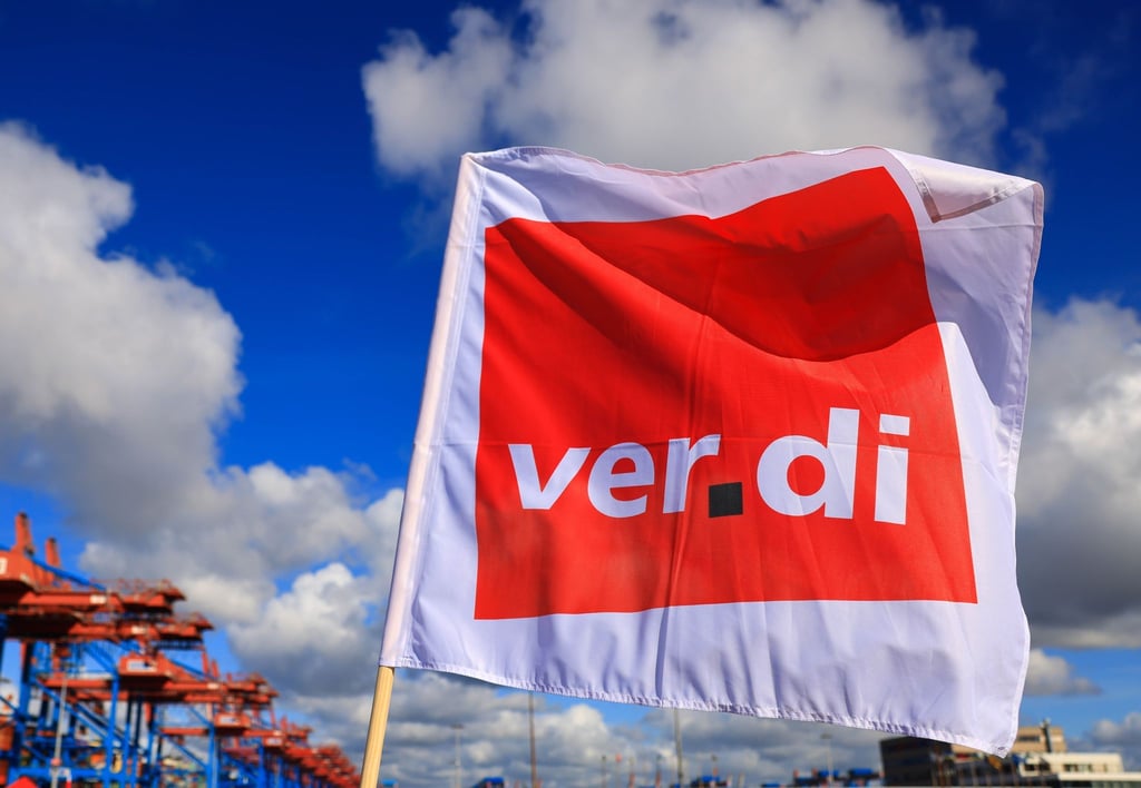 Eine Verdi-Flagge weht vor dem Container Terminal Burchardkai (CTA) der Hamburger Hafen und Logistik AG.