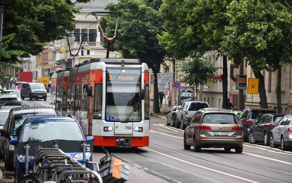 Halles Straßenbahnen sollen mit Sprechanlagen für Notfälle ausgestattet werden.