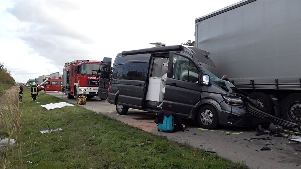 Auf der Autobahn A2 Magdeburg Richtung Braunschweig hat es nach einem Lkw-Unfall nun einen Folge-Unfall mit einem Todesopfer zwischen Eilsleben und Bornstedt gegeben. Die Fahrbahn ist an dieser Stelle voll gesperrt. Foto: