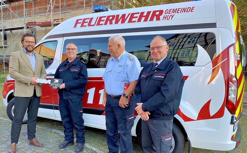 Huy-Bürgermeister Maik Berger übergibt den symbolischen Fahrzeugschlüssel an Ortswehrleiter Michael Fiesel – beobachtet von Kreisbrandmeister Kai-Uwe Lohse und Gemeindewehrleiter Bodo Fuckert (von links nach rechts).