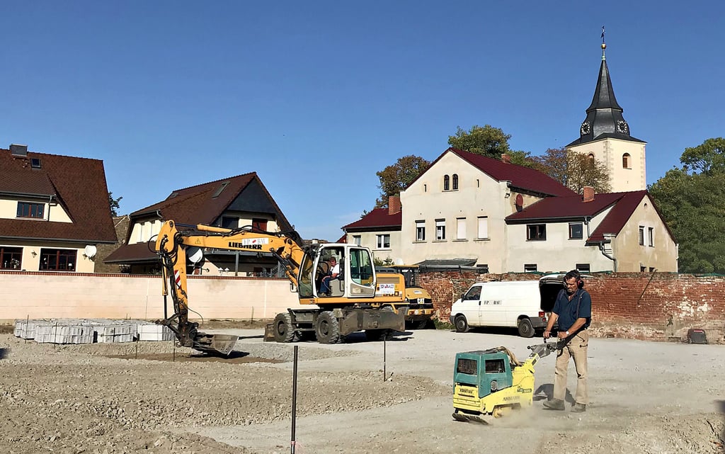 In der Schulstraße in Barleben wird seit ein Jahren forciertes Vorhaben umgesetzt: In unmittelbarer Nähe zu Kirche, zur Ecole-Grundschule und zur Kita "Gut Arnstedt" wird ein Parkplatz gebaut.
