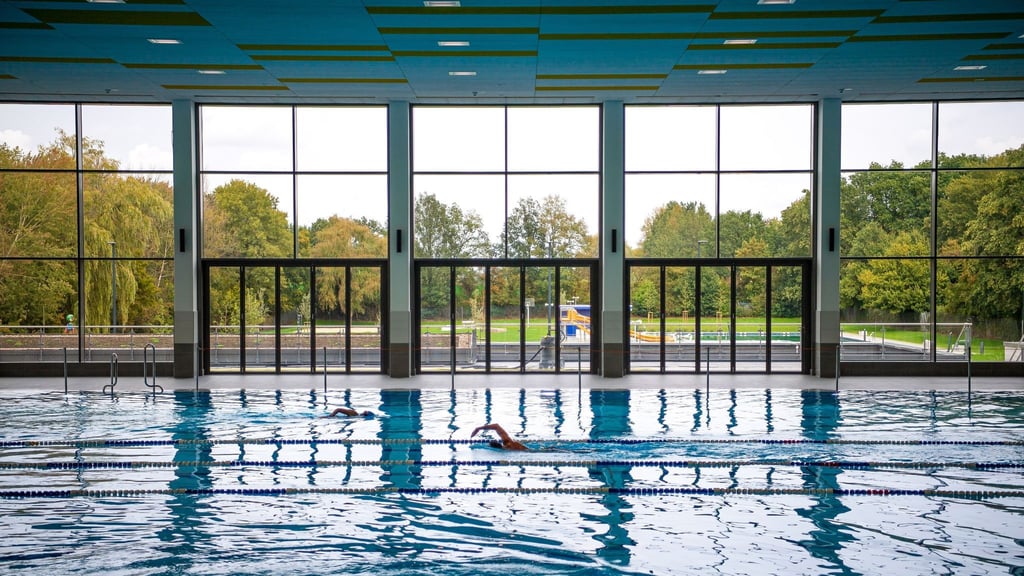 Der Blick durch die Fenster nach draußen aus einer Schwimmhalle.