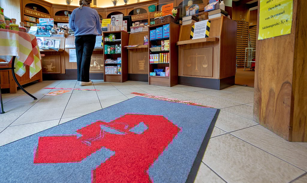 Wegen der Erhöhungen des Kassenabschlags, den die Bundesregierung, befristet auf zwei Jahre, beschließen will, rufen Apothekerverbände zum Protest auf. Der Apothekenabschlag soll von 1,77 Euro auf 2 Euro angehoben werden.