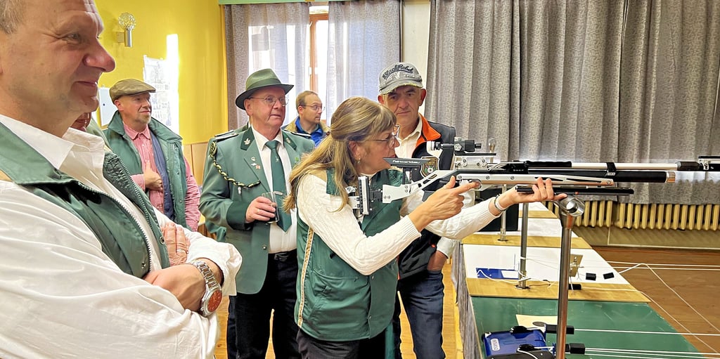 Zur Einweihung der acht neuen Schießbahnen für Luftdruckwaffen in der Klietzer Birkheide hatten sich auch Schützenvereine aus der Umgebung eingefunden. Die Schießscheiben werden per Knopfdruck an einem Seil hin und her befördert. Natürlich durften auch die Gäste – hier vom Nitzower Verein – ihre Treffsicherheit testen.