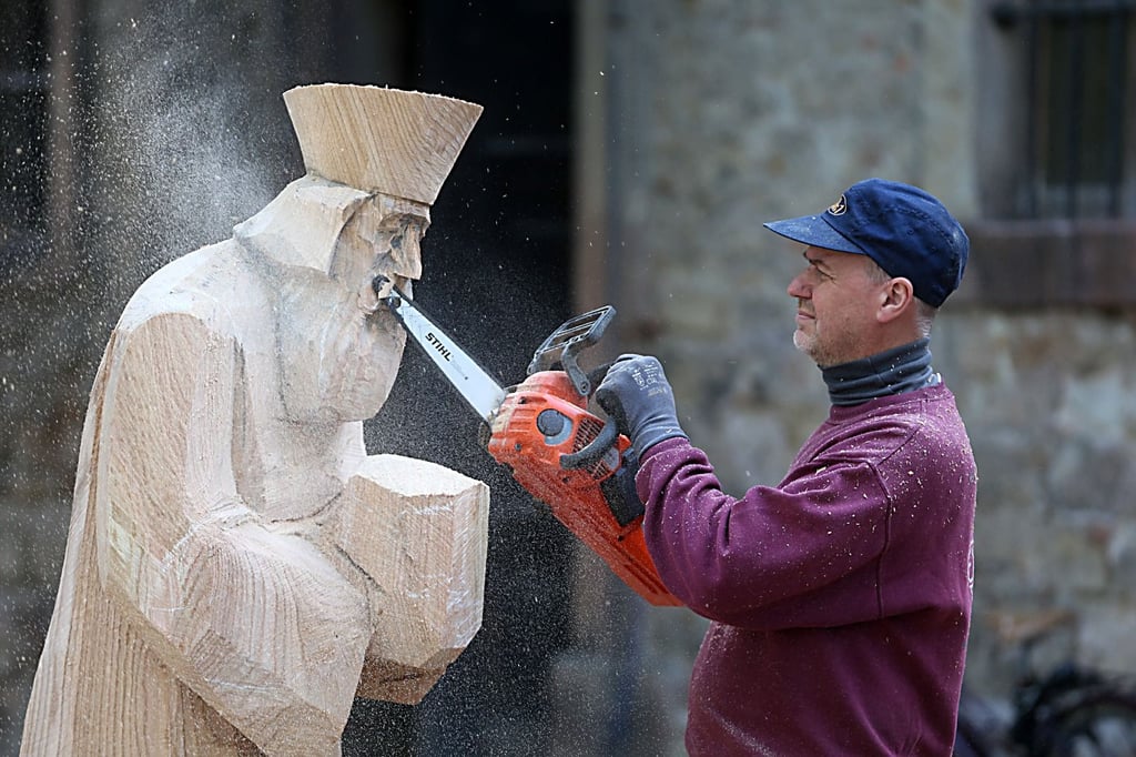 Bildhauermeister Friedhelm Schelter schnitzt im Garten der Georgenkirche einen König für die Weihnachtsgeschichte.