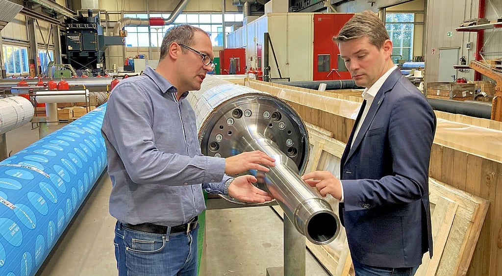 Alexander Weber (links), Geschäftsführer von „PM Tec Rolls & Covers“, im Gespräch mit dem FDP-Bundestagsabgeordneten Marcus Faber