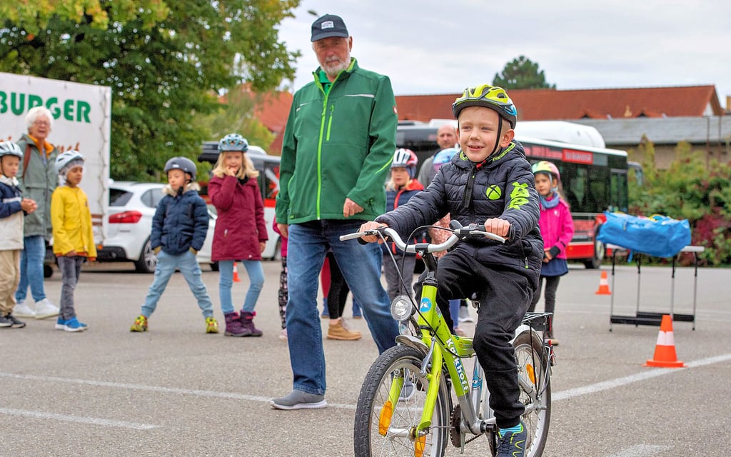 Detlef Browarzik von der Kreisverkehrswacht Naumburg und Umgebung beobachtet, wie Devid den Parcours absolviert. Zweitklässler der Max-Klinger-Schule Kleinjena nahmen an einem Projekttag zur Verkehrserziehung teil.