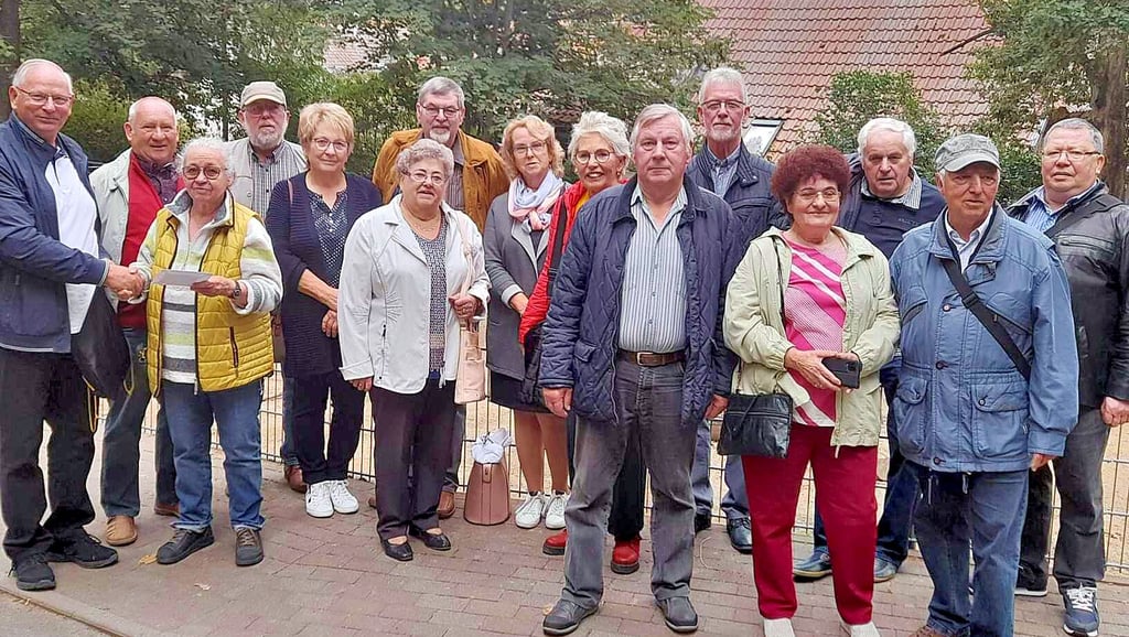 Organisator Manfred Meis (links) übergibt die Spende der ehemaligen Klassenkameraden an Waltraud Hammer (dritte von links) vom örtlichen Tierschutzverein. Das Geld ist für das Katzenhaus in Halberstadt gedacht, das während des Klassentreffens besucht wurde.