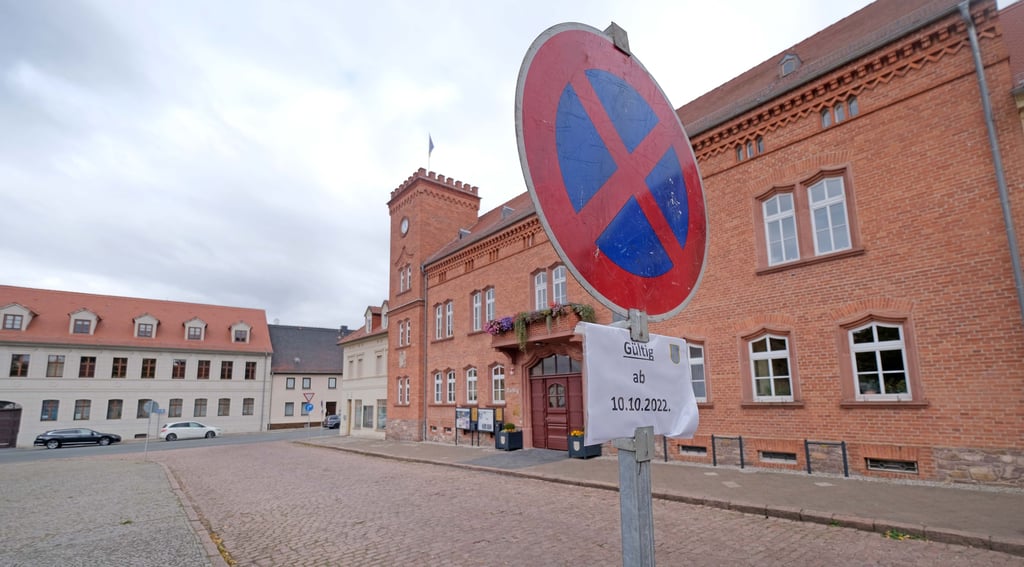 Der Bereich vor dem Rathaus in Zörbig wird barrierefrei umgebaut.