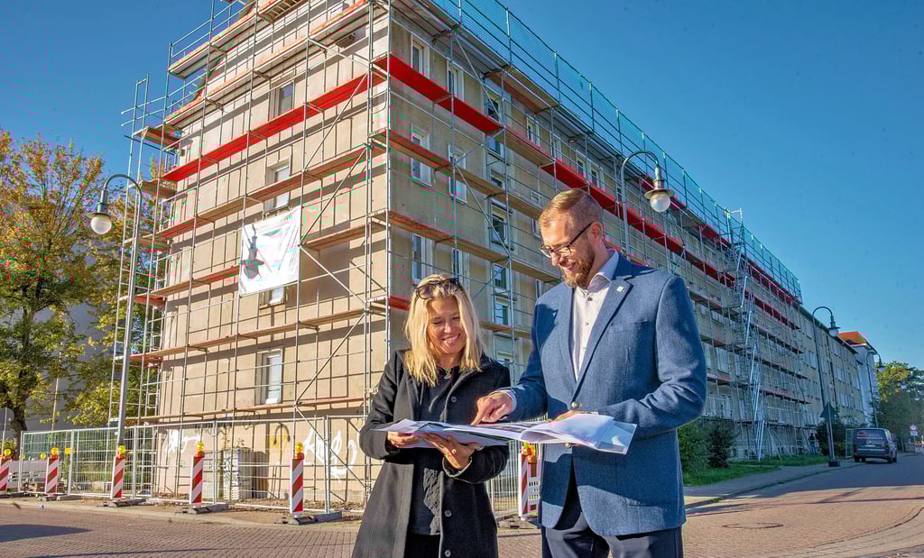 Jenny Strümpel, technische Leiterin, und DWG-Chef Thomas Florian besichtigen die Baustelle in der Lessingstraße.