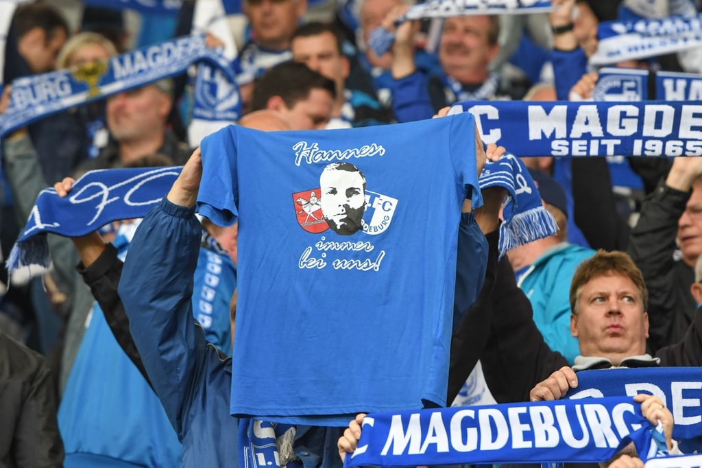 FCM-Fan Hannes Schindler (Porträt auf Shirt) kam vor sechs Jahren unter bislang ungeklärten Umständen ums Leben. Der 1. FC Magdeburg will für das kommende Braunschweig-Heimspiel einen Gedenktag einlegen.