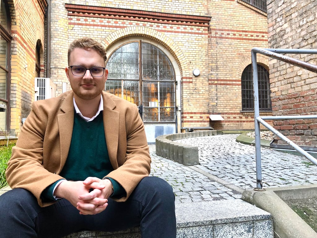 Der Julis-Vorsitzende Tim Kehrwieder arbeitet für die FDP-Fraktion in einem Büro im Stadthaus.