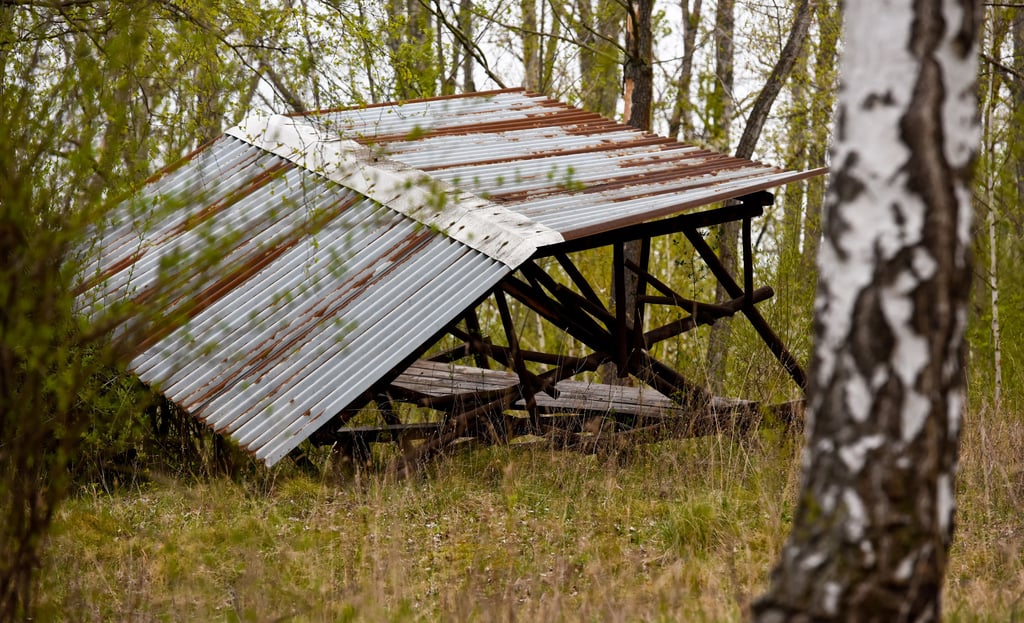 Das Bad und die bauten befinden sich großteils in einem desolaten Zustand.