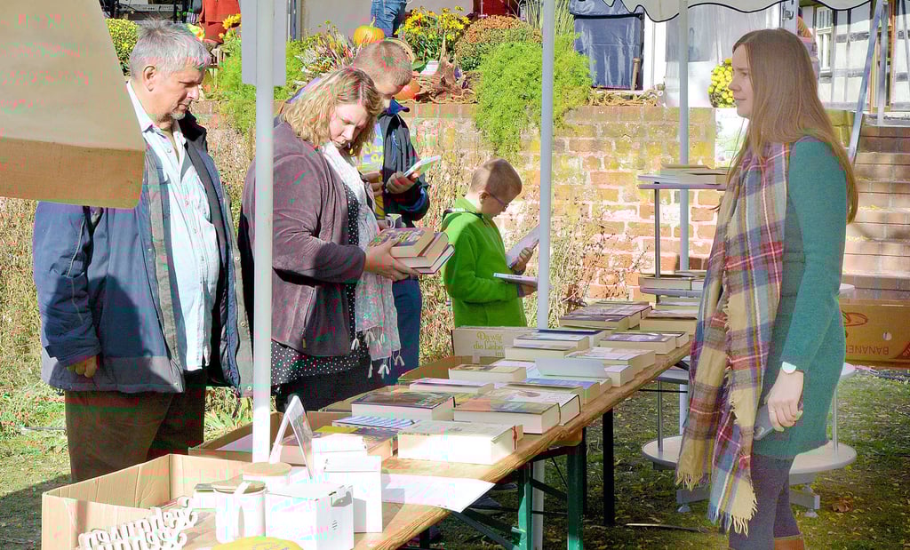 Beim Kürbisfest am Wochendende in Seehausen war die Stadtbibliothek auch mit einem Stand präsent, um ältere Bücher an den Mann oder die Frau zu bringen und so das Budget für frische Lieblingsbücher der Einrichtungsnutzer aufzubessern.