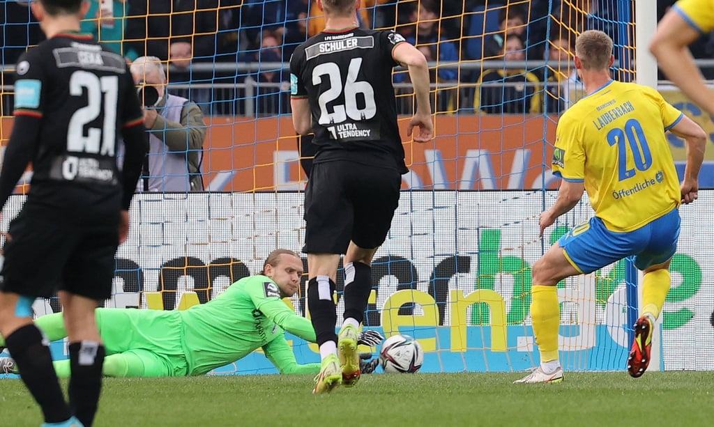 FCM-Torwart Dominik Reimann hält einen Elmeter gegen Lion Lauberbach von Eintracht Braunschweig. Das Spiel hat der FCM am 29. April 2022 dennoch mit 2:1 verloren.