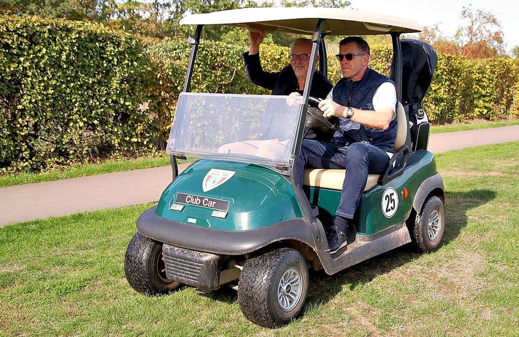 Auch am Steuer eines Golf-Karts macht Gislason neben Vereinspräsident Johannes Kempmann eine gute Figur.
