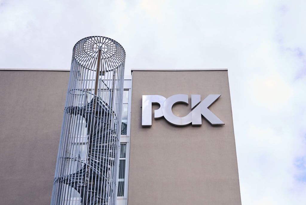PCK steht auf einem Gebäude der Raffinerie PCK in Schwedt.