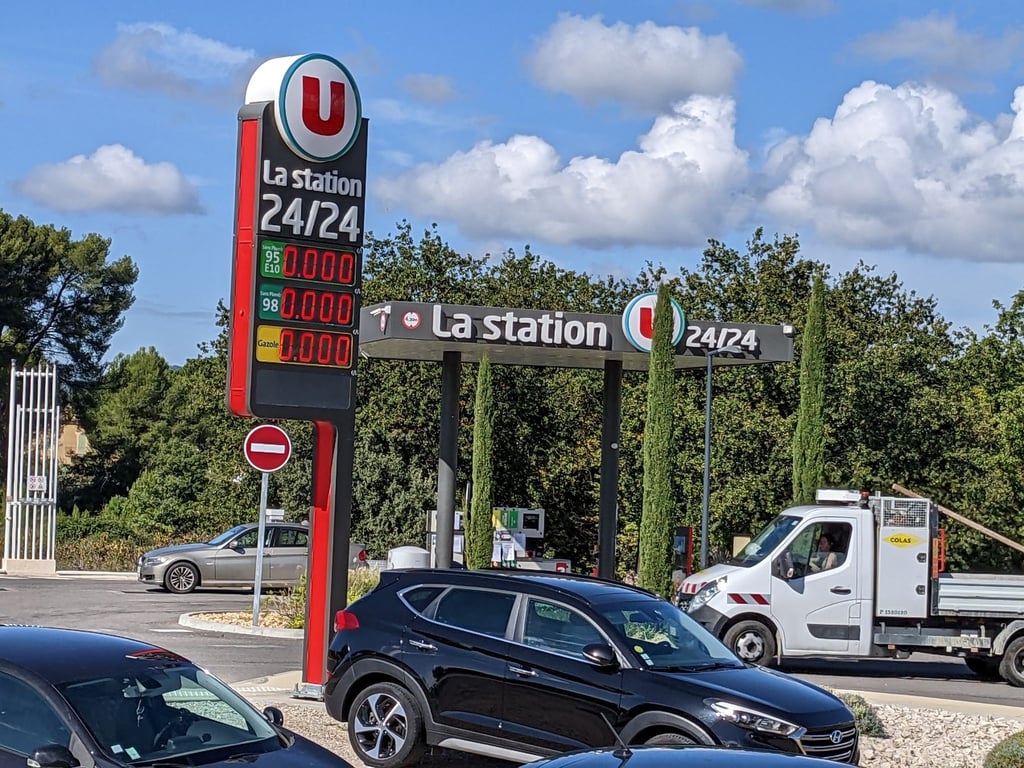 Nachdem Autofahrer in Frankreich aufgrund des Streiks an den Tankstellen oft erfolglos gewartet haben, hat sich nun die Regierung eingeschaltet.