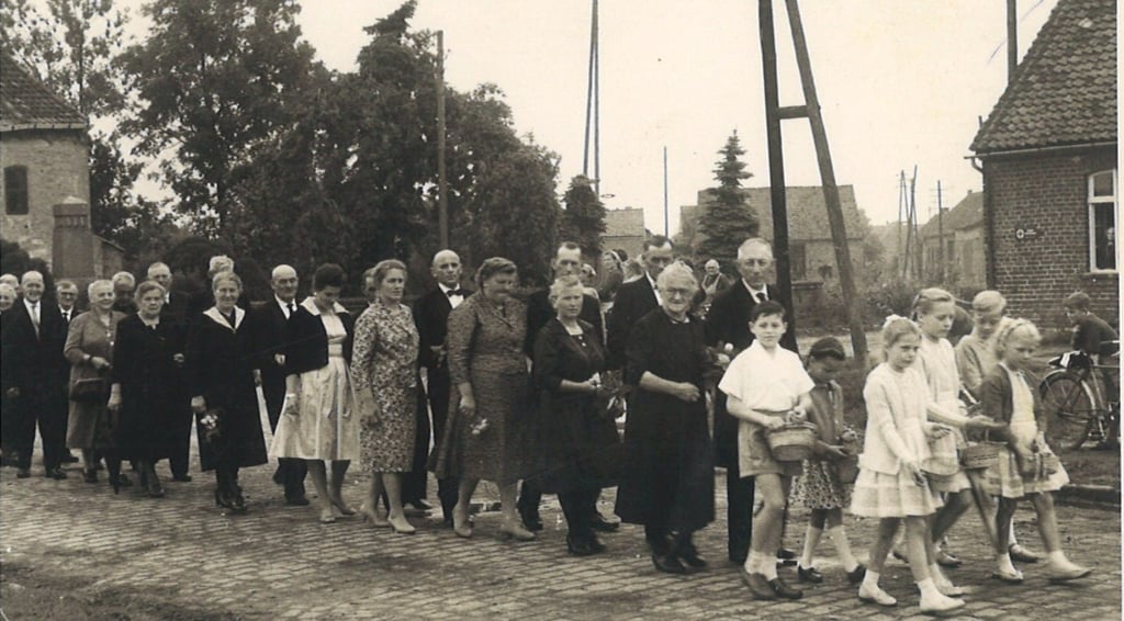 Bei den großen Bauernhochzeiten und Jubelhochzeiten ging es zu Fuß zur Kirche und wieder zurück.