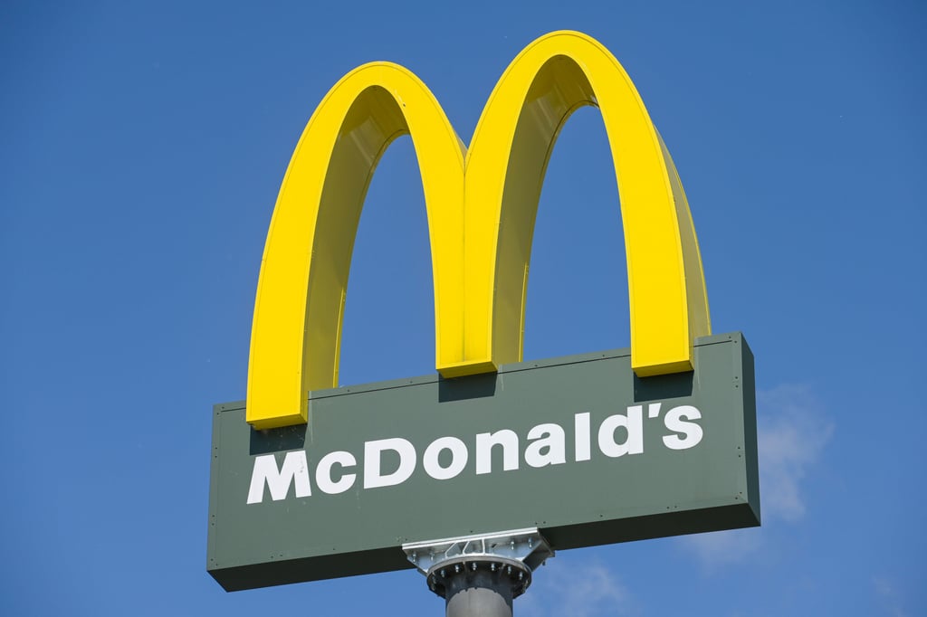Seit Anfang Oktober gibt es bei der Fastfood-Kette McDonald's in den USA ein Happy Meal für Erwachsene. Der Ansturm ist so groß, dass einigen Restaurants die Zutaten ausgehen.