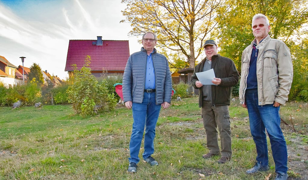 Manfred Olberding, Udo Poppe und Axel Theiner (von links) vom Verwaltungsbeirat der Eigentümergemeinschaft des Feriendorfs Blauvogel zeigen, wo künftig eine Sauna gebaut werden soll.
