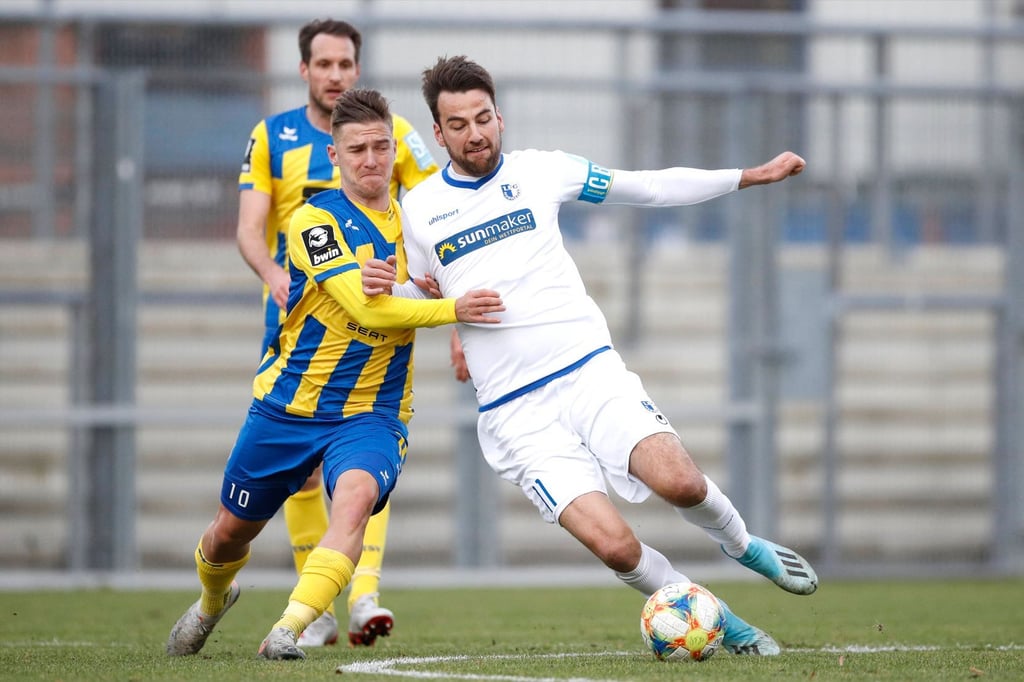 Christian Beck (r.) im Duell gegen Martin Kobylanski bei einem Testspiel im Jahr 2020.
