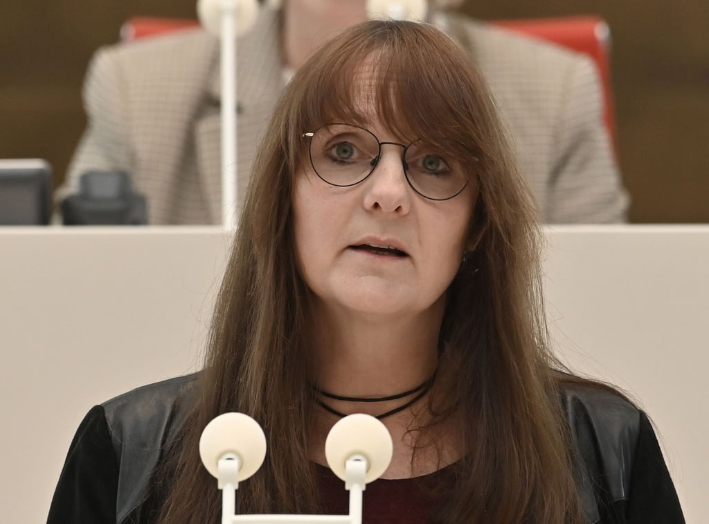 Fianzministerin Katrin Lange spricht über den Doppelhaushalt 2023/2024.