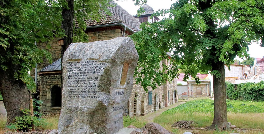 Frisch restauriert soll der Lutherstein an der Laurentiikirche in gut drei Wochen nach monatelanger Arbeit wieder der Bevölkerung übergeben werden.