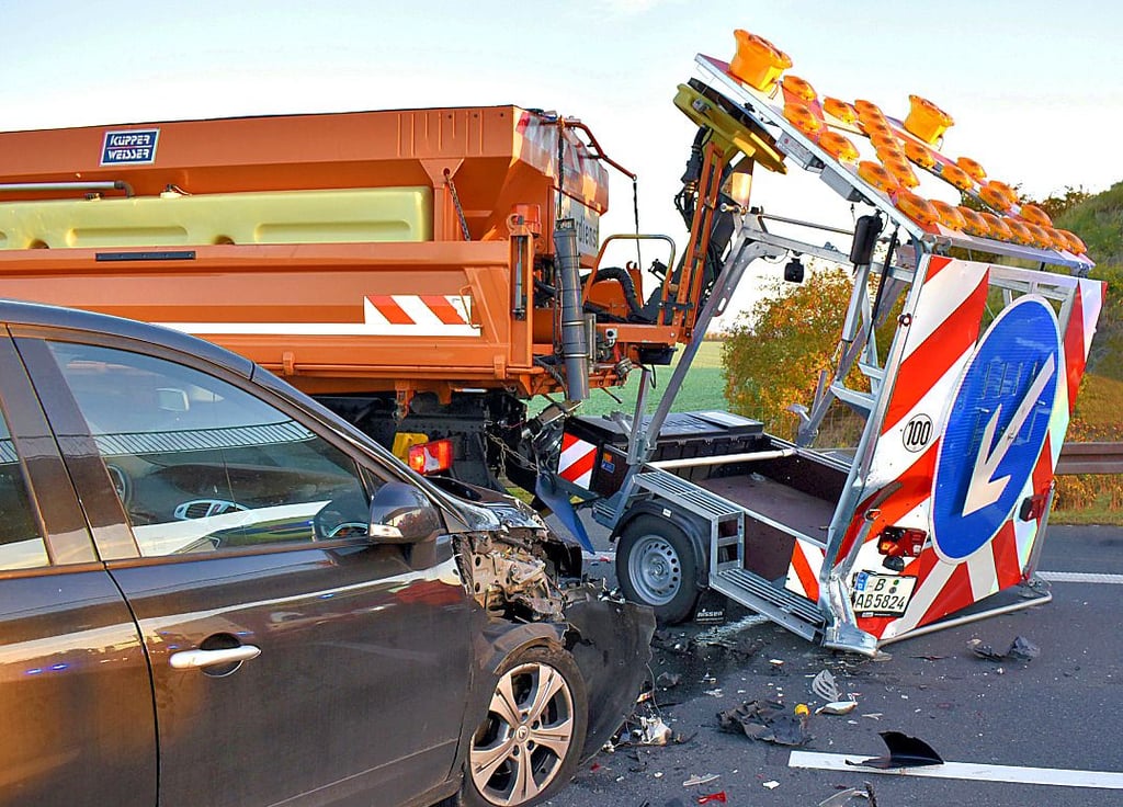 Die 37 Jahre alte Renaultfahrerin wurde – nachdem sie zu spät auf den stehenden Schilderwagen reagiert hatte – auf die Überholspur geschleudert.