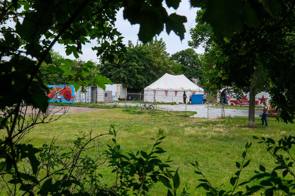 Blick auf den Rossplatz in Halle. Hier ist häufig ein Zirkuszelt aufgebaut, bald soll daneben ein Bolzplatz entstehen.